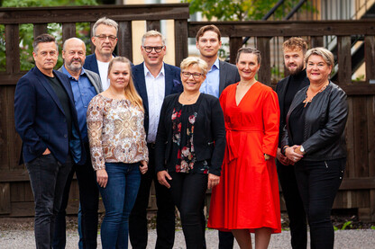 Kiinteistönvälittäjät ryhmäkuvassa.